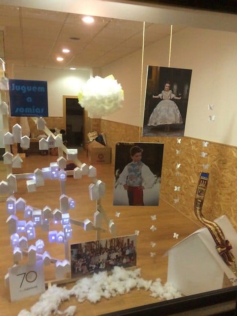 La falla Oeste descubre los escaparates de las presentaciones de sus falleras mayores 2 escaparate infantil del oeste 2018
