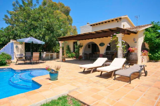 Villa de dos plantas con piscina privada para tus vacaciones perfectas en Aguila Rent a Villa 2 fachada de la casa aguila rent a villa