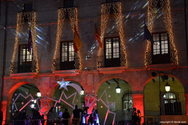 Los más peques cumplieron con el sueño de entregar su carta a los Carteros Reales 6 fachada del ayuntamiento con luces navidenas