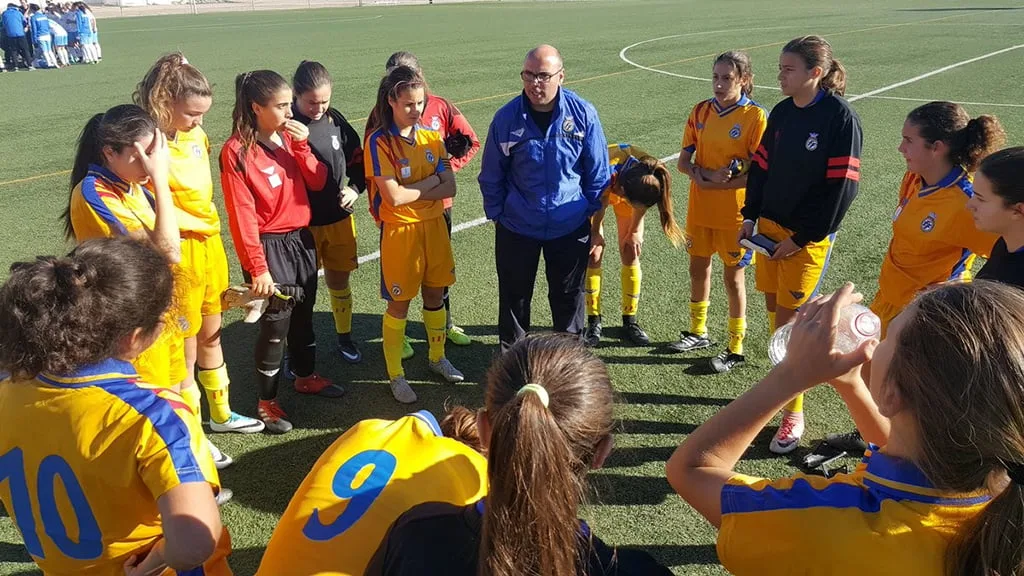 fiamma benitez junto a sus companeras de la seleccion valenciana sub 16