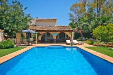 gran piscina aguila rent a villa