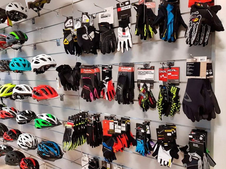 Gran variedad de cascos y guantes en Cicles Desnivell