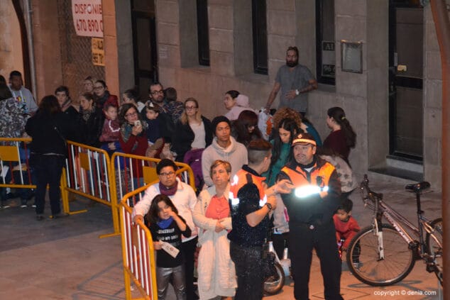 Los más peques cumplieron con el sueño de entregar su carta a los Carteros Reales 9 inicio de la cola