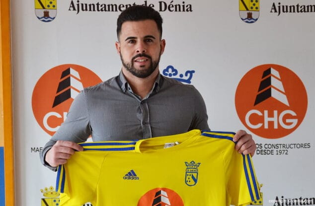 jaime contreras con la camiseta del cd denia