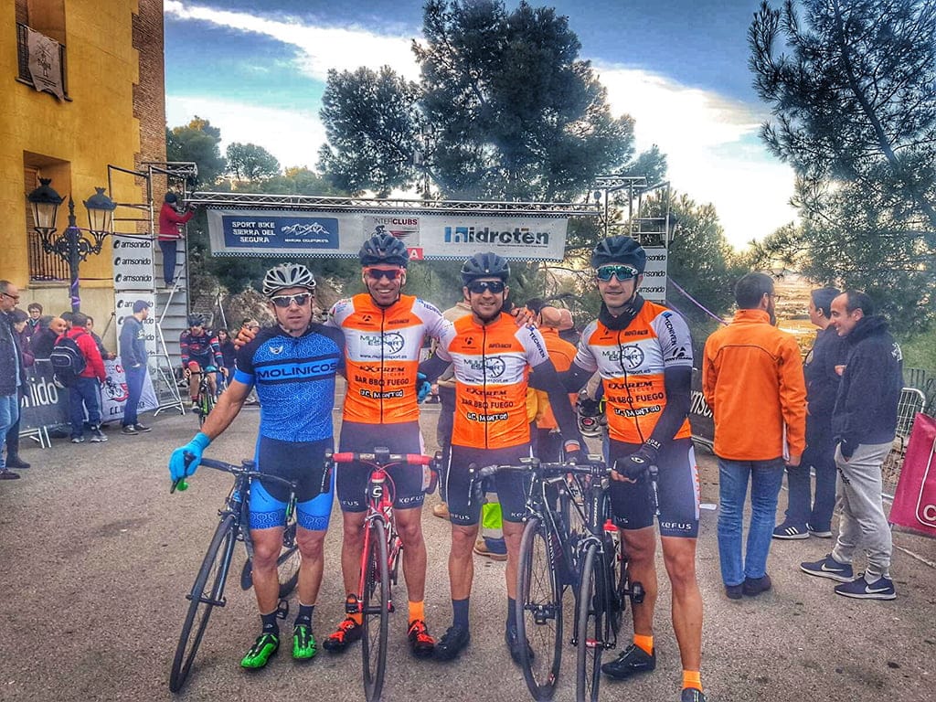 javier almela junto a dos companeros en santuario del castillo de yecla