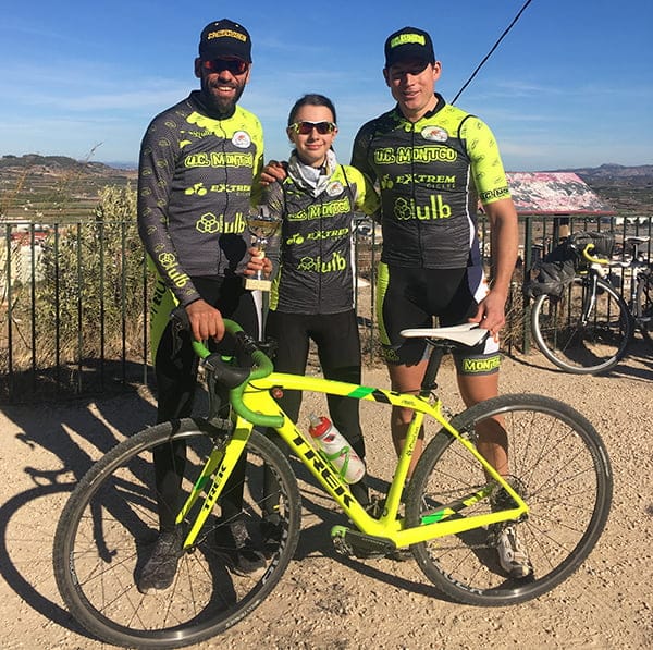 La ciclista de la UC Montgó-Ulb, Raquel Pérez fue segunda en el ciclocrós de Xàtiva 2 javier almela junto a raquel perez y paco moll