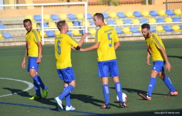 jordi hablando con sus companeros durante un partido