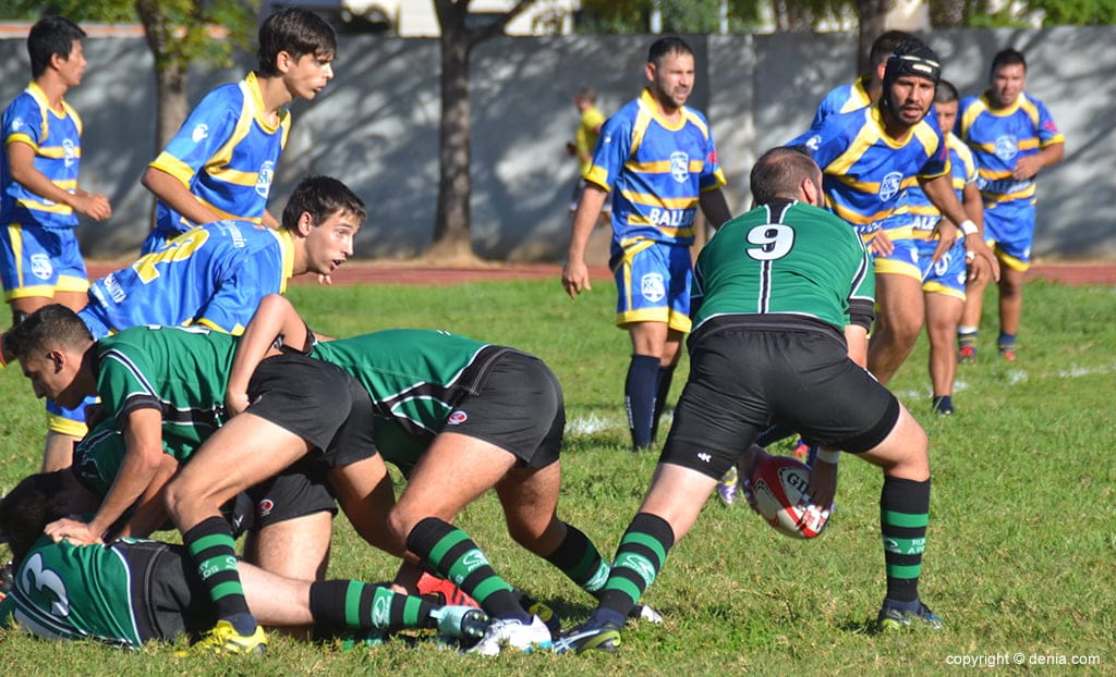 jugador conquense sacando la pelota