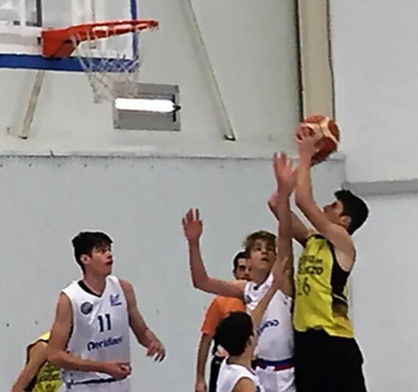 Los equipos cantera del Dénia Básquet volvieron con éxito a la competición 4 jugador tirando a canasta