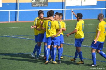 jugadores del juvenil dianense celebrando un gol