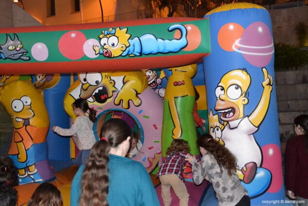 Los más peques cumplieron con el sueño de entregar su carta a los Carteros Reales 28 jugando en los hinchables