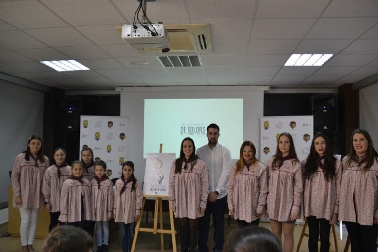 Las falleras mayores de Dénia y sus cortes de honor con el cartel