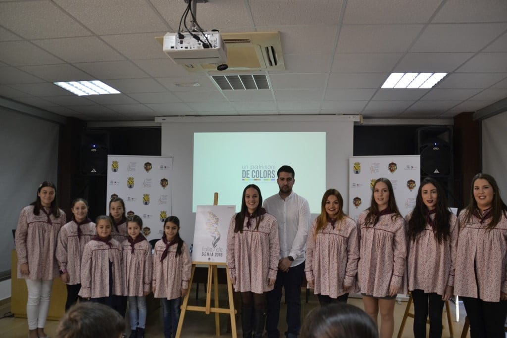 las falleras mayores de denia y sus cortes de honor con el cartel