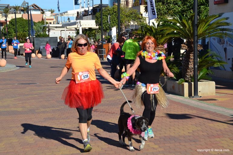 Las hawaianas entrando en meta