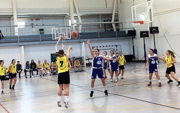 lluna perez lanzando a canasta