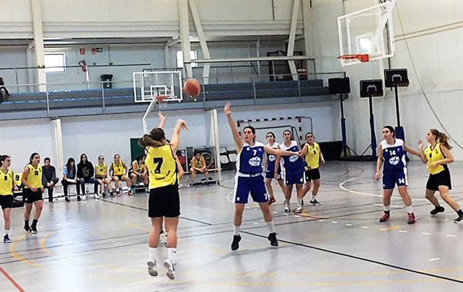 lluna perez lanzando a canasta