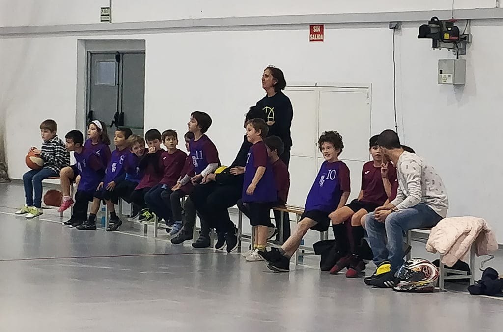 los alumnos del pou a pie de pista