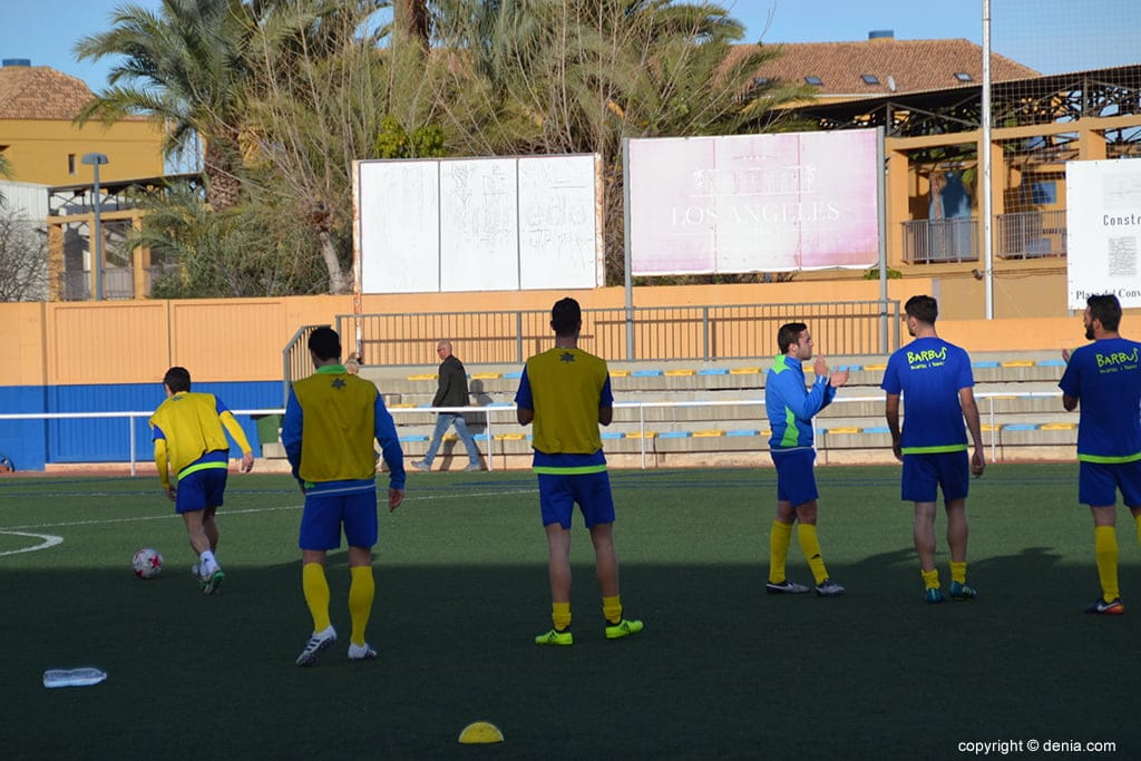 los dianenses calentando antes de un partido