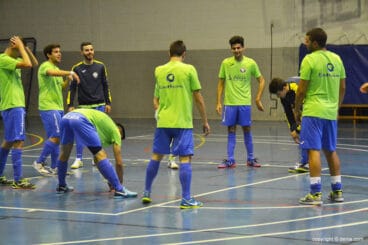 los jugadores del cfs dianense calentando