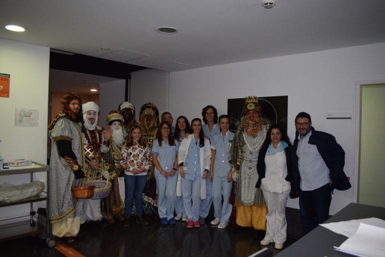 Los Reyes Magos con los profesionales del Hospital