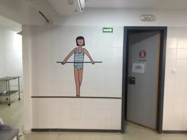 Malabaristas que decoran el hospital de Villajoyosa