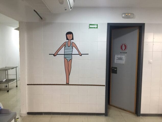 malabaristas que decoran el hospital de villajoyosa