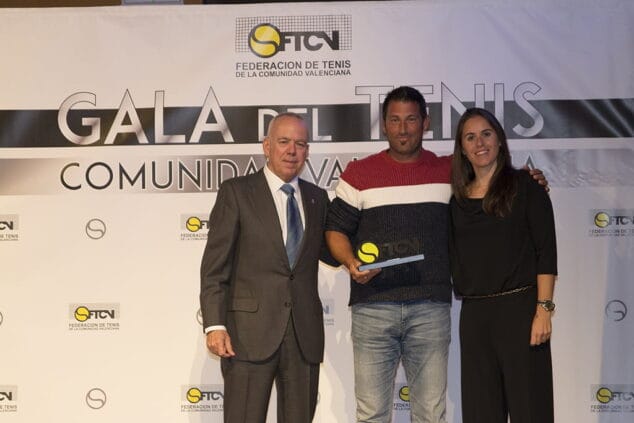 manu sala con su premio