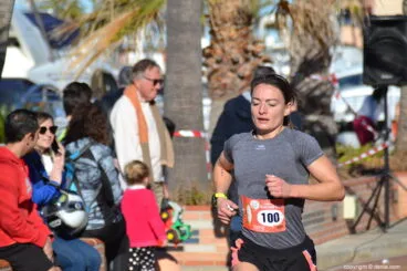 María Fornés entrando como ganadora en meta