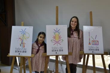 melani y carla junto a los carteles de las fallas 2018