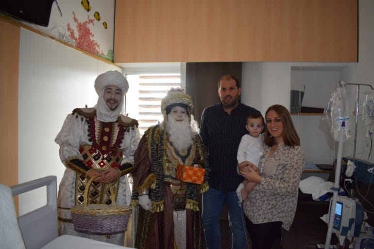 Melchor con un bebé en el Hospital de Dénia