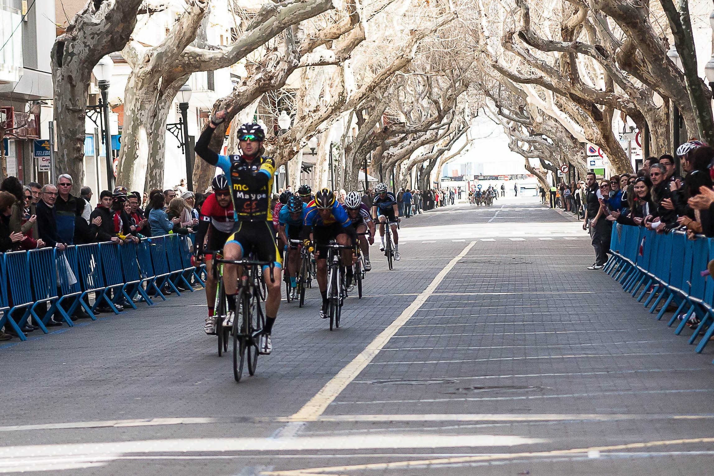 millan entrando como vencedor en denia