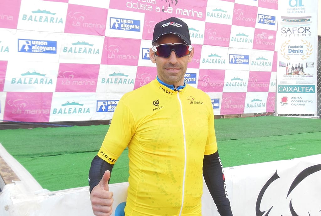 moises espinos con el jersey de lider