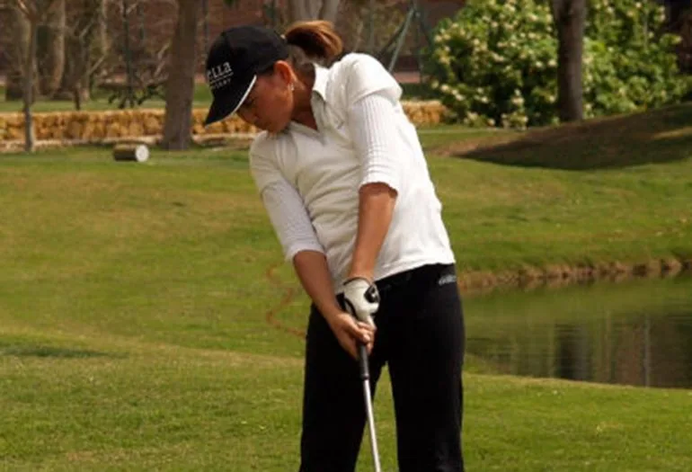 Natasha Fear con la gorra de La Sella Golf