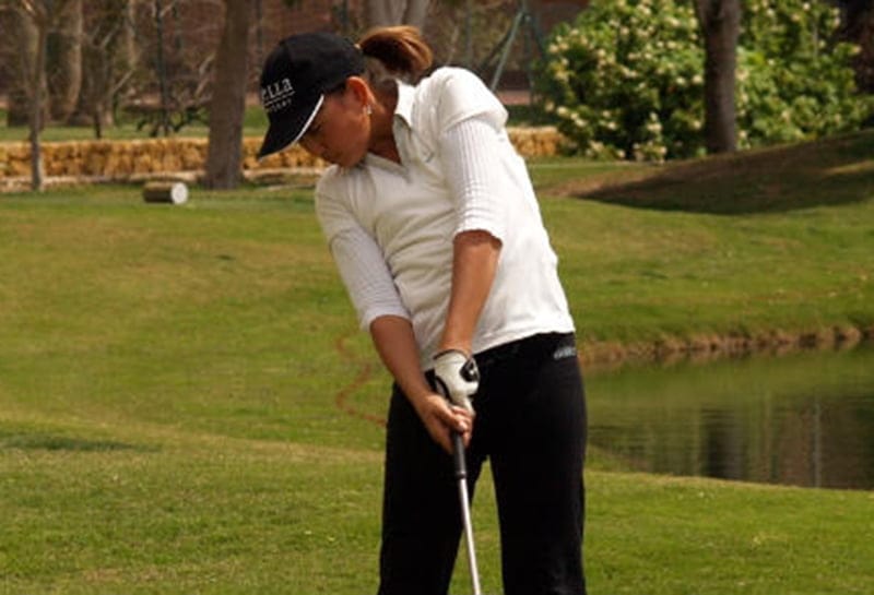 natasha fear con la gorra de la sella golf