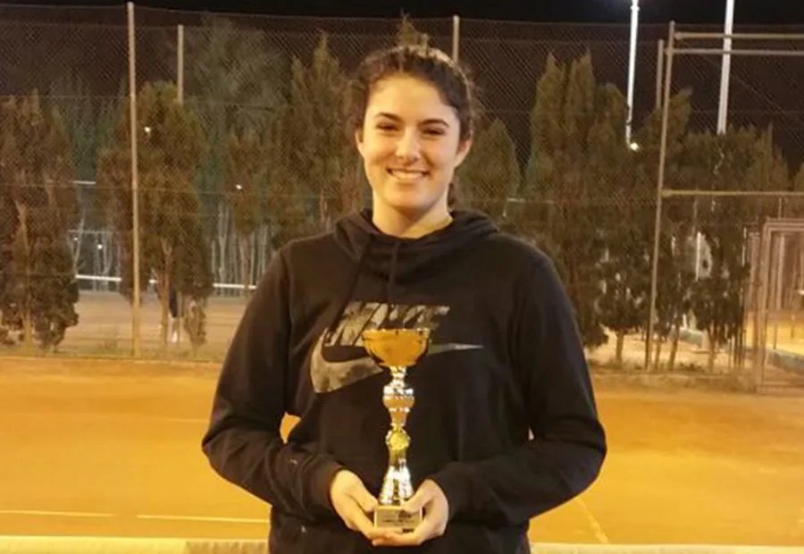 Neus Ramos con su trofeo