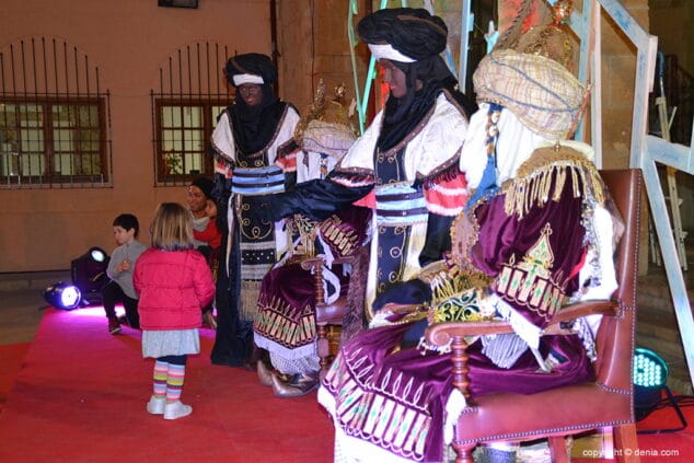 Los más peques cumplieron con el sueño de entregar su carta a los Carteros Reales 17 nina ante los visires reales