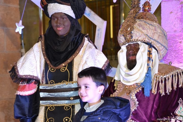 Niño tras entregar su carta