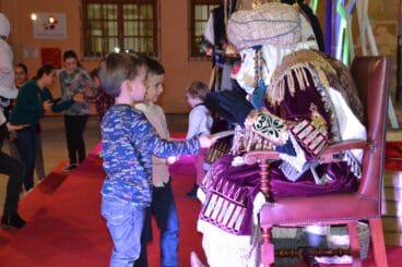 Niños entregando su carta de deseos
