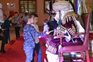 Niños entregando su carta de deseos