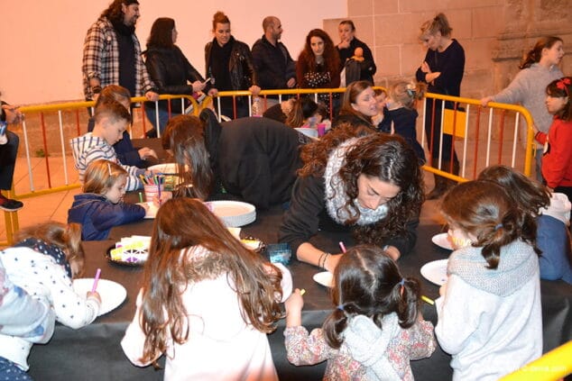 Los más peques cumplieron con el sueño de entregar su carta a los Carteros Reales 24 participantes en los talleres de manualidades
