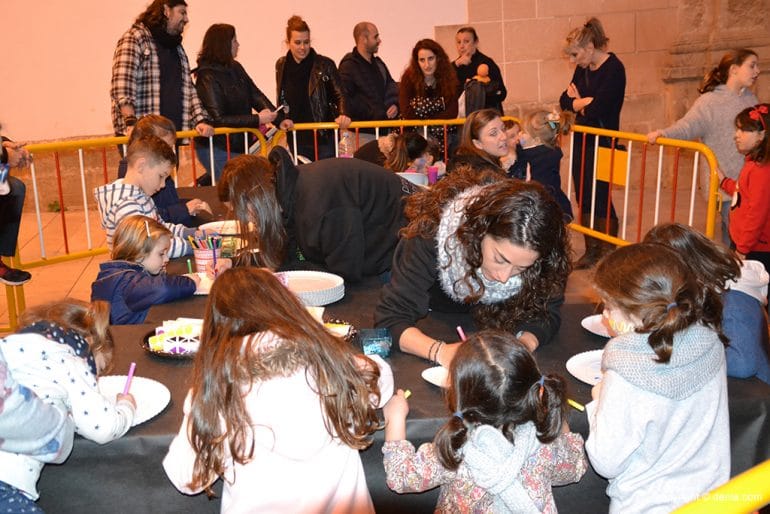 Participantes en los talleres de manualidades
