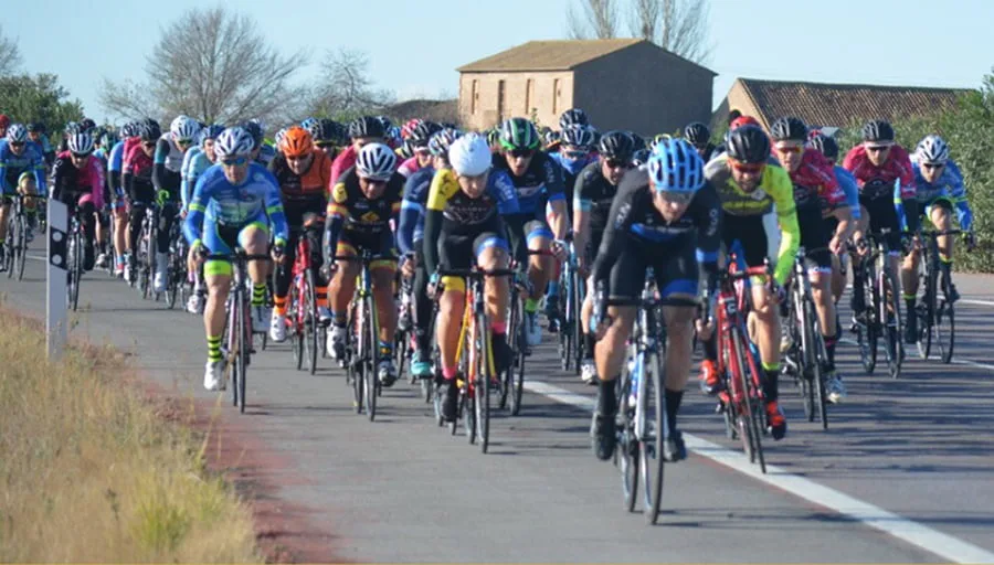 Buen papel de los ciclistas del Multiesport-UCMontgó en Canet de Berenguer 2 peloton estirado en canet de berenguer