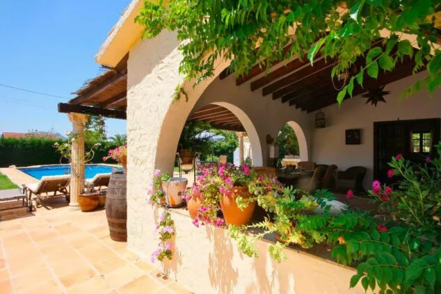 Villa de dos plantas con piscina privada para tus vacaciones perfectas en Aguila Rent a Villa 4 piscina y jardin aguila rent a villa