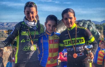 raquel perez luciendo la medalla de subcampeona