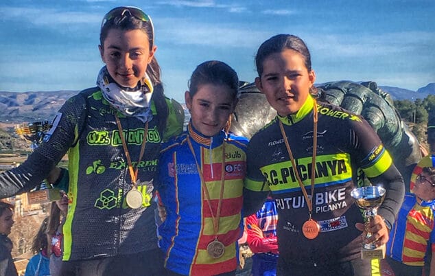 raquel perez luciendo la medalla de subcampeona