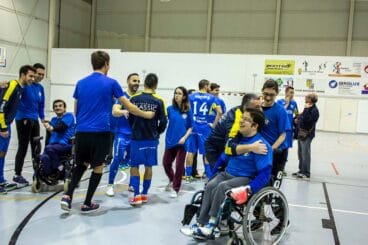 Reparto de abrazos entre los jugadores