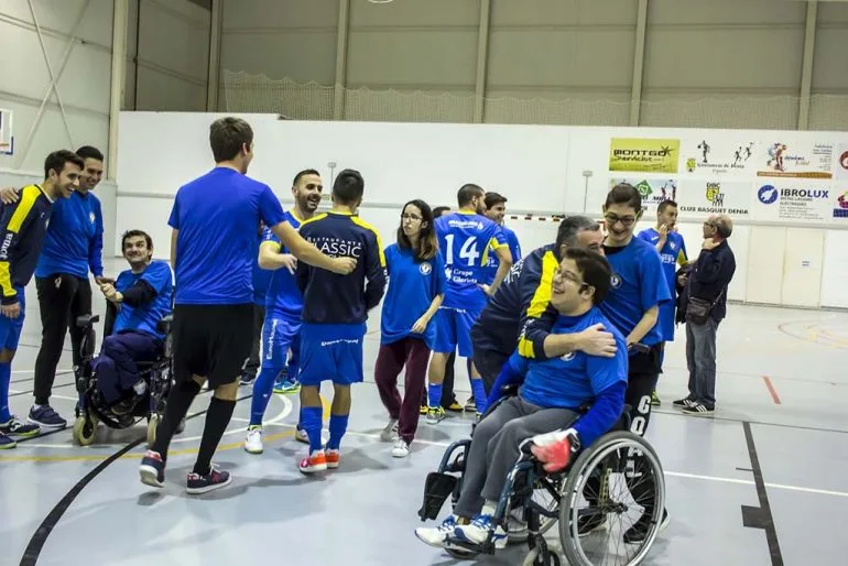 Reparto de abrazos entre los jugadores