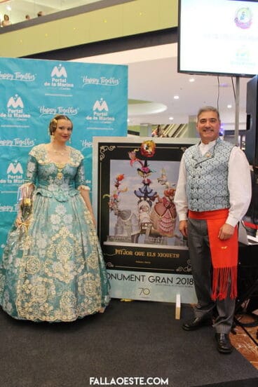 Rosa y Vicent con el boceto del monumento grande