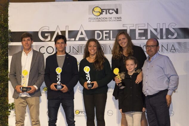 silvia bordes con su premio