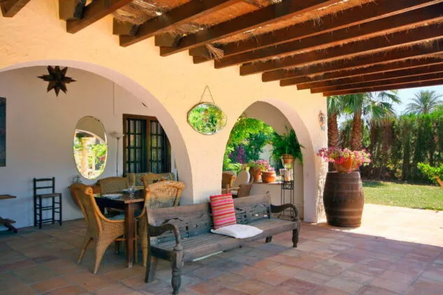 Villa de dos plantas con piscina privada para tus vacaciones perfectas en Aguila Rent a Villa 3 terraza cubierta aguila rent a villa